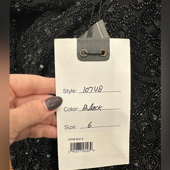 MAC DUGGAL, PETITE EMBELLISHED CAP SLEEVE GOWN. - Picture 9 of 16